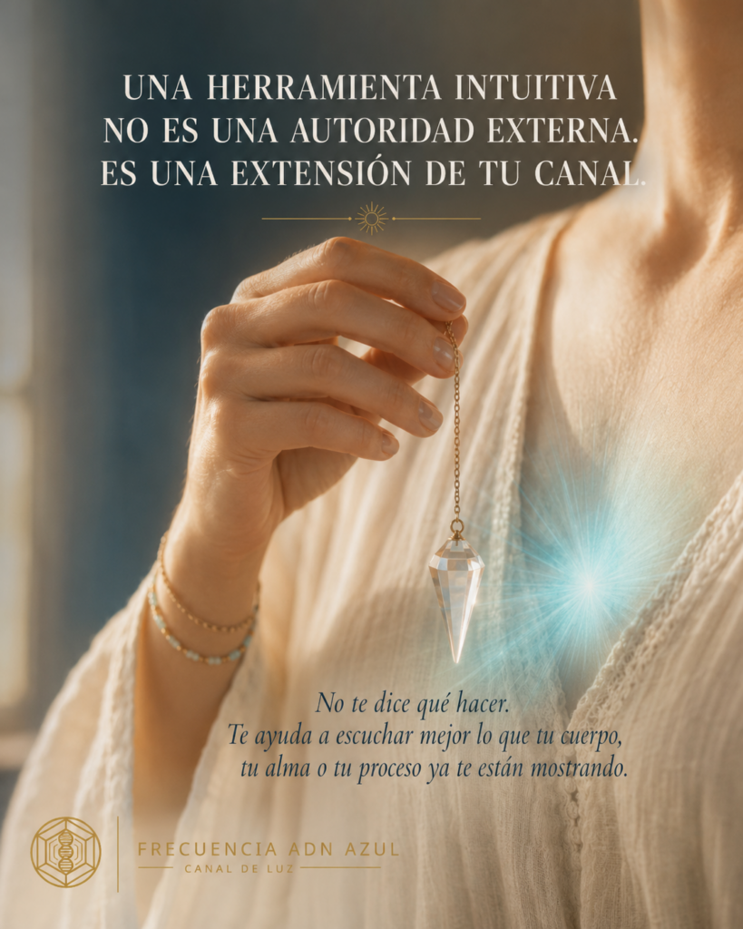 Mano de mujer sosteniendo un péndulo de cristal a la altura del pecho, del que emana una suave luz turquesa, como símbolo de la intuición que nace del propio canal interior.